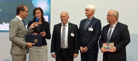 Förderbescheid für schnelles Internet (Foto: Landratsamt Kyffhäuserkreis) Förderbescheid für schnelles Internet (Foto: Landratsamt Kyffhäuserkreis)