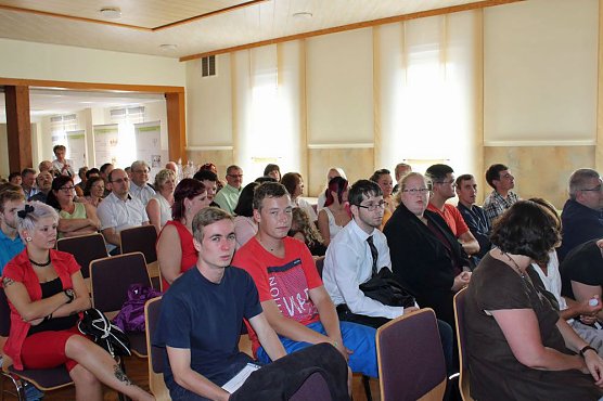Zeugnis&uuml;bergabe bei Bildungsverein (Foto: Karl-Heinz Herrmann)