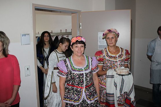 In die Kocht&ouml;pfe geschaut (Foto: Karl-Heinz Herrmann)