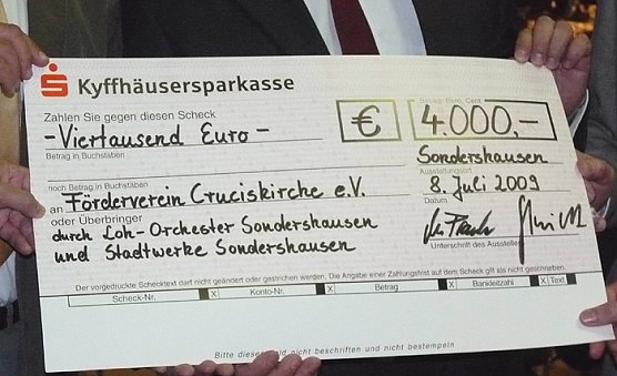 Scheck&uuml;bergabe an F&ouml;rderverein Cruciskirche (Foto: Karl-Heinz Herrmann)