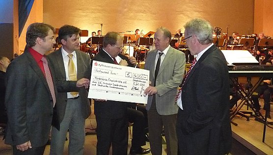 Scheck&uuml;bergabe an F&ouml;rderverein Cruciskirche (Foto: Karl-Heinz Herrmann)