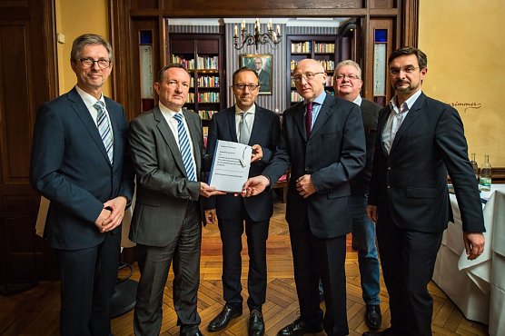 &Uuml;bergabe (Foto: TMIK/Steve Bauerschmidt)