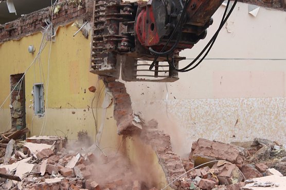 Offizieller Start Abriss Franzbergschule (Foto: Karl-Heinz Herrmann) Offizieller Start Abriss Franzbergschule (Foto: Karl-Heinz Herrmann)