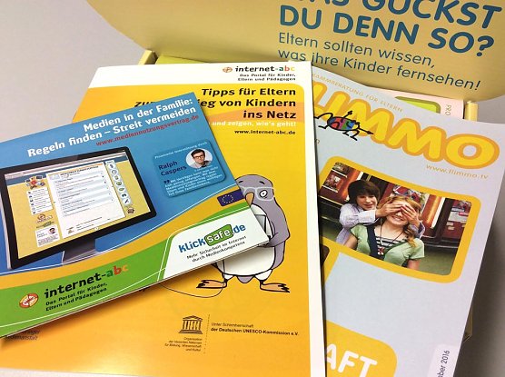 Mediennutzungsvertrag zwischen Eltern und Kindern (Foto: TLM) Mediennutzungsvertrag zwischen Eltern und Kindern (Foto: TLM)