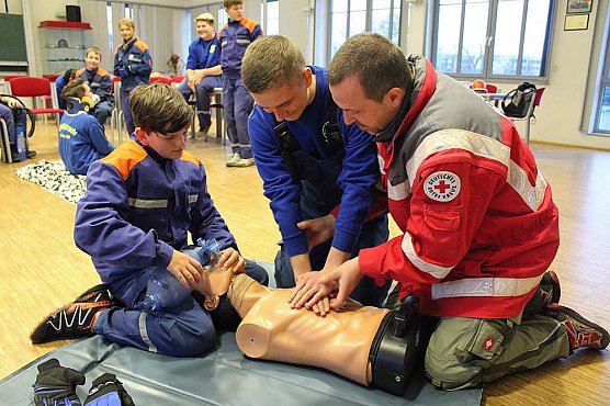 Ausbildung in erster Hilfe (Foto: Karl-Heinz Herrmann)