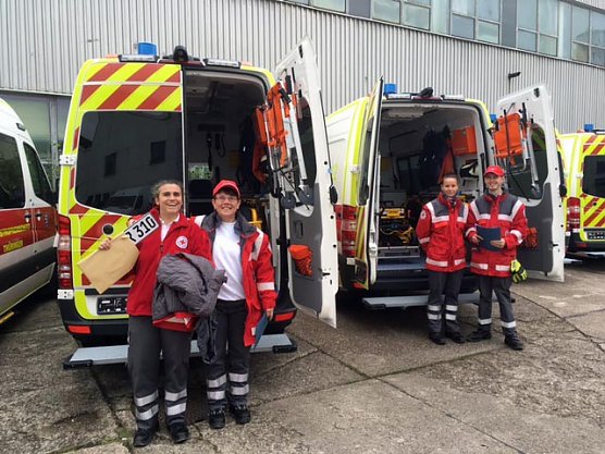 Rettungsfahrzeuge &uuml;bergeben (Foto: Sven Oesterheld)