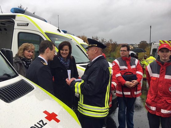 Rettungsfahrzeuge &uuml;bergeben (Foto: Sven Oesterheld)