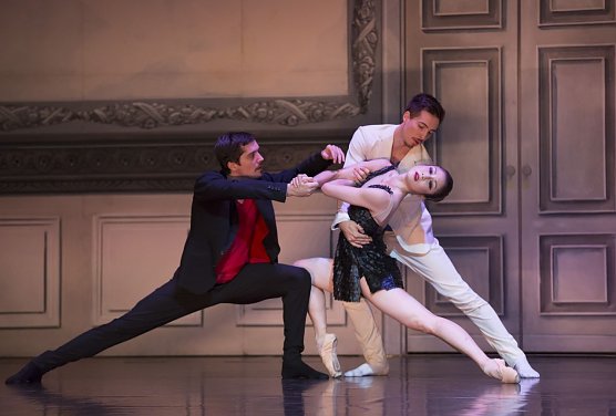 Auch Ausschnitte aus Schwanensee bietet die festliche Ballettgala TN LOS!. V. li. Andr&aacute;s Dobi, David Nigro, Ayako Kikuchi (Foto: Tilman Graner)
