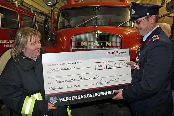 Spende für die Jugendfeuerwehr Berka (Foto: Karl-Heinz Herrmann) Spende für die Jugendfeuerwehr Berka (Foto: Karl-Heinz Herrmann)