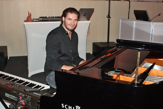 Sehr gut besuchte Party wurde zum Erfolg (Foto: Karl-Heinz Herrmann) Sehr gut besuchte Party wurde zum Erfolg (Foto: Karl-Heinz Herrmann)