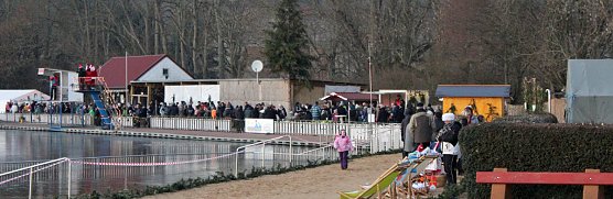 Massenansturm zum Weihnachtstauchen (Foto: Karl-Heinz Herrmann)