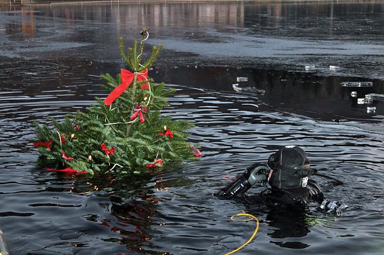 Massenansturm zum Weihnachtstauchen (Foto: Karl-Heinz Herrmann)