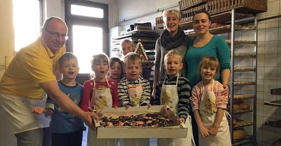 B&auml;cker Hartmann b&auml;ckt mit Kindern (Foto: Kita Arche Noah)