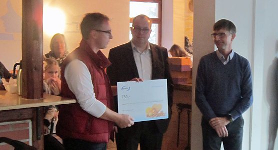 Weihnachtsfeier mit Spenden&uuml;bergabe (Foto: Domizil)