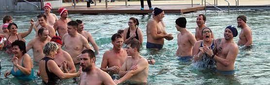 Besuchermagnet Eisbaden (Foto: Karl-Heinz Herrmann)