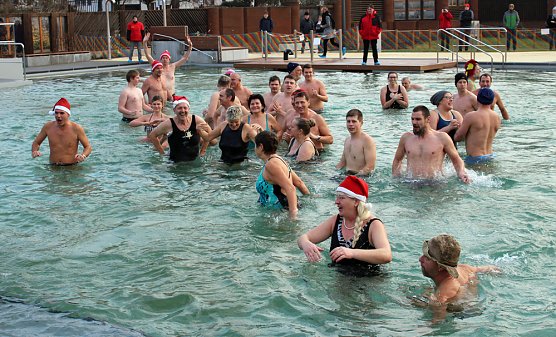 Besuchermagnet Eisbaden (Foto: Karl-Heinz Herrmann)