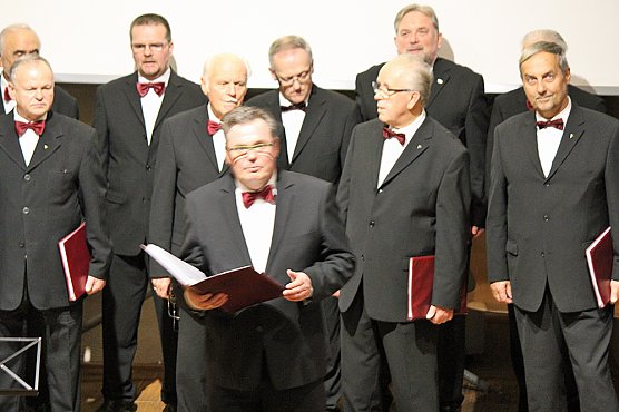 Weihnachtliche Klänge in der Cruciskirche (Foto: Karl-Heinz Herrmann) Weihnachtliche Klänge in der Cruciskirche (Foto: Karl-Heinz Herrmann)