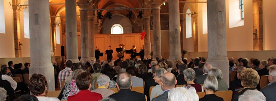 Ansturm auf Noten mit Dip (Foto: Karl-Heinz Herrmann) Ansturm auf Noten mit Dip (Foto: Karl-Heinz Herrmann)