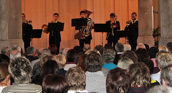 Ansturm auf Noten mit Dip (Foto: Karl-Heinz Herrmann) Ansturm auf Noten mit Dip (Foto: Karl-Heinz Herrmann)
