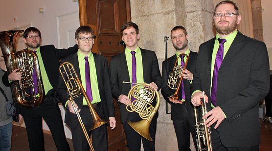 Ansturm auf Noten mit Dip (Foto: Karl-Heinz Herrmann) Ansturm auf Noten mit Dip (Foto: Karl-Heinz Herrmann)
