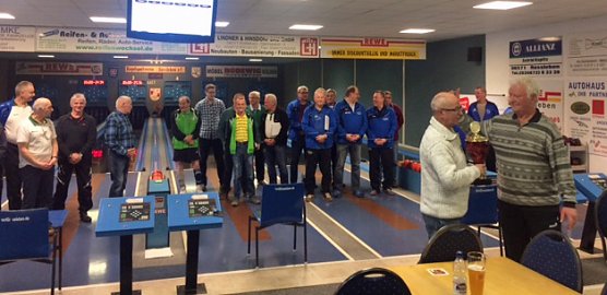 Pokal geht wieder auf Reisen... (Foto: Knut Herzau) Pokal geht wieder auf Reisen... (Foto: Knut Herzau)