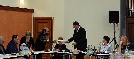 Unterschriften &uuml;bergeben (Foto: Karl-Heinz Herrmann)