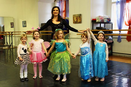 Kost&uuml;mball im Ballettstudio (Foto: G&uuml;nter Herting)