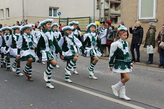 N&auml;rrinnen und Narren ziehen durch die Stadt (2) (Foto: Karl-Heinz Herrmann)