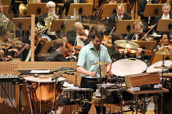 Mit Trommelklang in den Konzertsaal (Foto: Karl-Heinz Herrmann)
