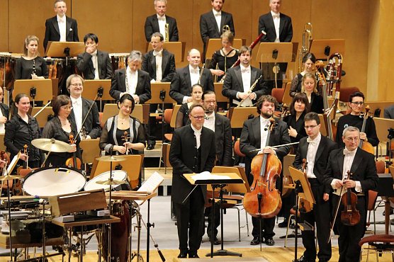 Mit Trommelklang in den Konzertsaal (Foto: Karl-Heinz Herrmann)