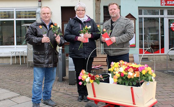 Die Linke verteilt Rosen (Foto: Karl-Heinz Herrmann) Die Linke verteilt Rosen (Foto: Karl-Heinz Herrmann)