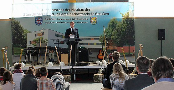 Größter Spatenstich für größten Eigenbau des Kyffhäuserkreises (Foto: Karl-Heinz Herrmann) Größter Spatenstich für größten Eigenbau des Kyffhäuserkreises (Foto: Karl-Heinz Herrmann)