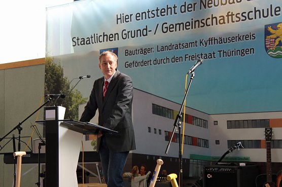 Größter Spatenstich für größten Eigenbau des Kyffhäuserkreises (Foto: Karl-Heinz Herrmann) Größter Spatenstich für größten Eigenbau des Kyffhäuserkreises (Foto: Karl-Heinz Herrmann)