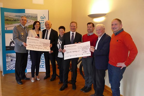 Übergabe der Spendenmittel aus dem Neujahrsempfang (Foto: Landratsamt Kyffhäuserkreis) Übergabe der Spendenmittel aus dem Neujahrsempfang (Foto: Landratsamt Kyffhäuserkreis)