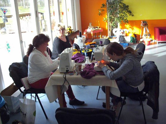 Wochenmarkt und Nähkurs (Foto: Freizeitzentrum Artern) Wochenmarkt und Nähkurs (Foto: Freizeitzentrum Artern)