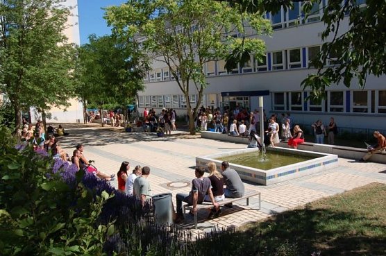 Auf dem Campus (Foto: FHN)