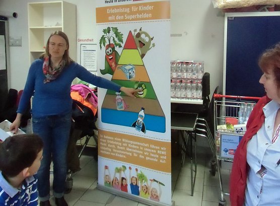 Gesund frühstücken mit Klara Karotta und ihren Freunden (Foto: Kindervilla) Gesund frühstücken mit Klara Karotta und ihren Freunden (Foto: Kindervilla)