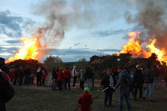 Lodernde Osterfeuer im Kreis (Foto: Karl-Heinz Herrmann) Lodernde Osterfeuer im Kreis (Foto: Karl-Heinz Herrmann)