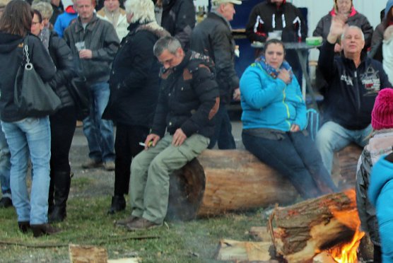 Lodernde Osterfeuer im Kreis (Foto: Karl-Heinz Herrmann) Lodernde Osterfeuer im Kreis (Foto: Karl-Heinz Herrmann)