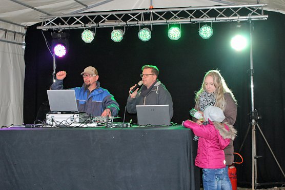 Lodernde Osterfeuer im Kreis (Foto: Karl-Heinz Herrmann) Lodernde Osterfeuer im Kreis (Foto: Karl-Heinz Herrmann)