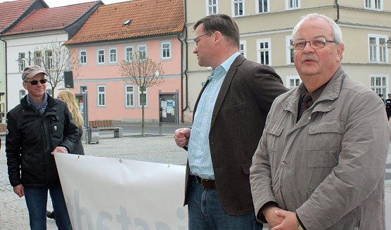Demo für Erhalt Kreissitz (Foto: Karl-Heinz Herrmann) Demo für Erhalt Kreissitz (Foto: Karl-Heinz Herrmann)