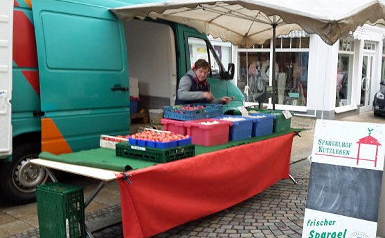 B&uuml;cher- und Sammlermarkt wird aufgebaut (Foto: Karl-Heinz Herrmann)