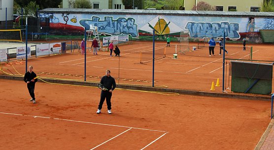 Leider kühler Tennisauftakt (Foto: Karl-Heinz Herrmann) Leider kühler Tennisauftakt (Foto: Karl-Heinz Herrmann)