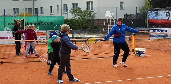 Leider kühler Tennisauftakt (Foto: Karl-Heinz Herrmann) Leider kühler Tennisauftakt (Foto: Karl-Heinz Herrmann)