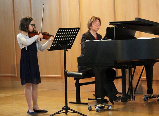 Junger Geiger bei Noten mit Dip (Foto: Karl-Heinz Herrmann) Junger Geiger bei Noten mit Dip (Foto: Karl-Heinz Herrmann)