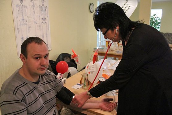 Andrang am Kurmittelhaus Barbarossagarten (Foto: Karl-Heinz Herrmann) Andrang am Kurmittelhaus Barbarossagarten (Foto: Karl-Heinz Herrmann)