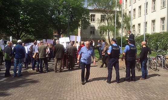 Protest vor dem Landtag (Foto: Peter Morich)