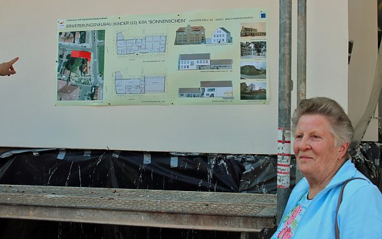 Bauvorhaben erläutert (Foto: Karl-Heinz Herrmann) Bauvorhaben erläutert (Foto: Karl-Heinz Herrmann)