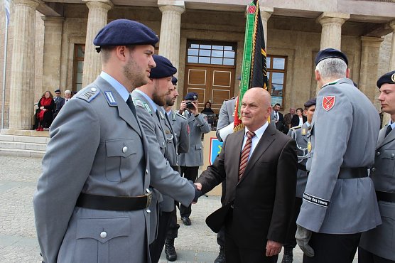 Wieder Lehrgangsteilnehmer feierlich vereidigt (Foto: Karl-Heinz Herrmann)