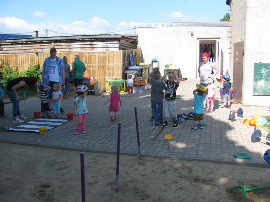 Kita &uuml;bte Stra&szlig;enverkehr (Foto: Bernd M&uuml;ller)